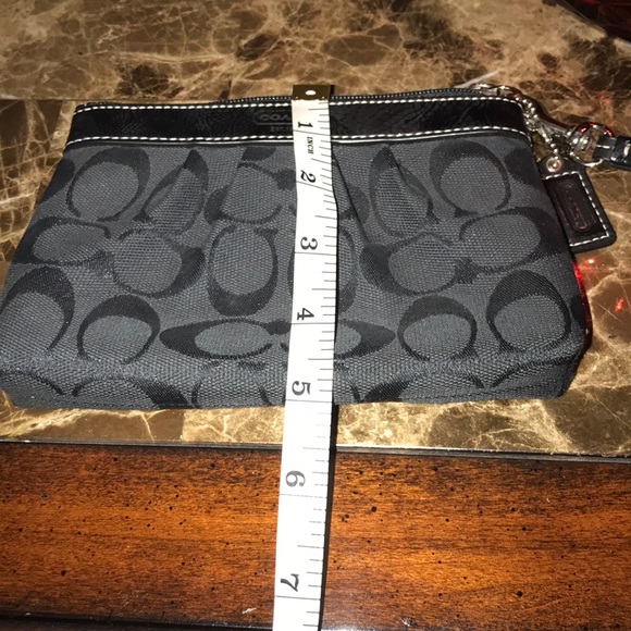 🆕 Black Coach wristlet. - Picture 8 of 8